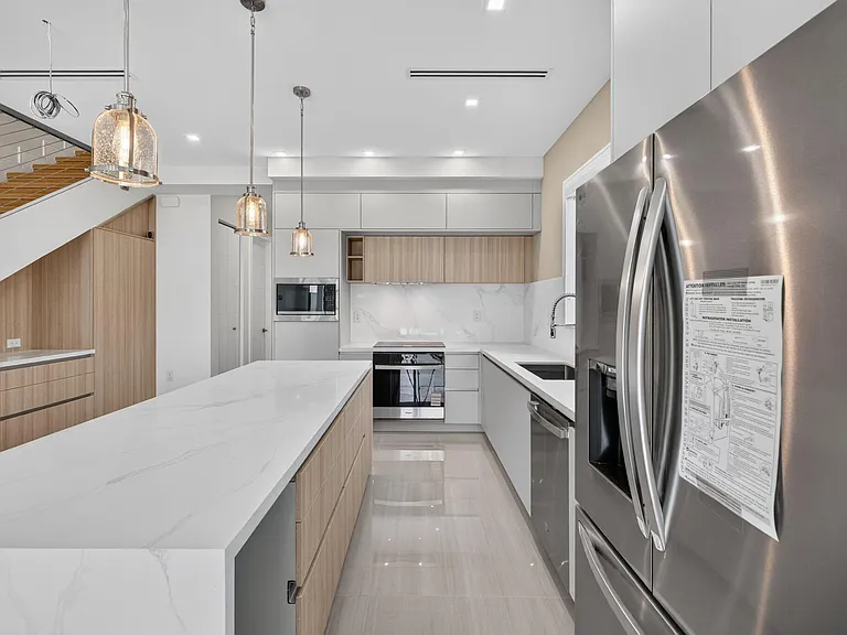 704 SW 9th St — Photo 14