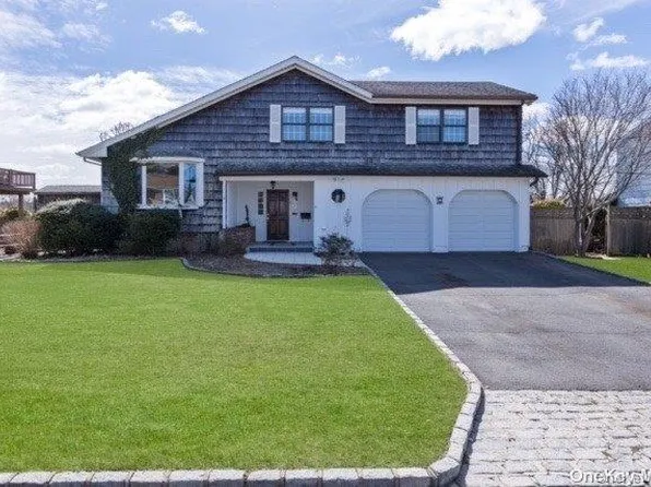 8 Crosson Avenue, Bayville, NY 11709