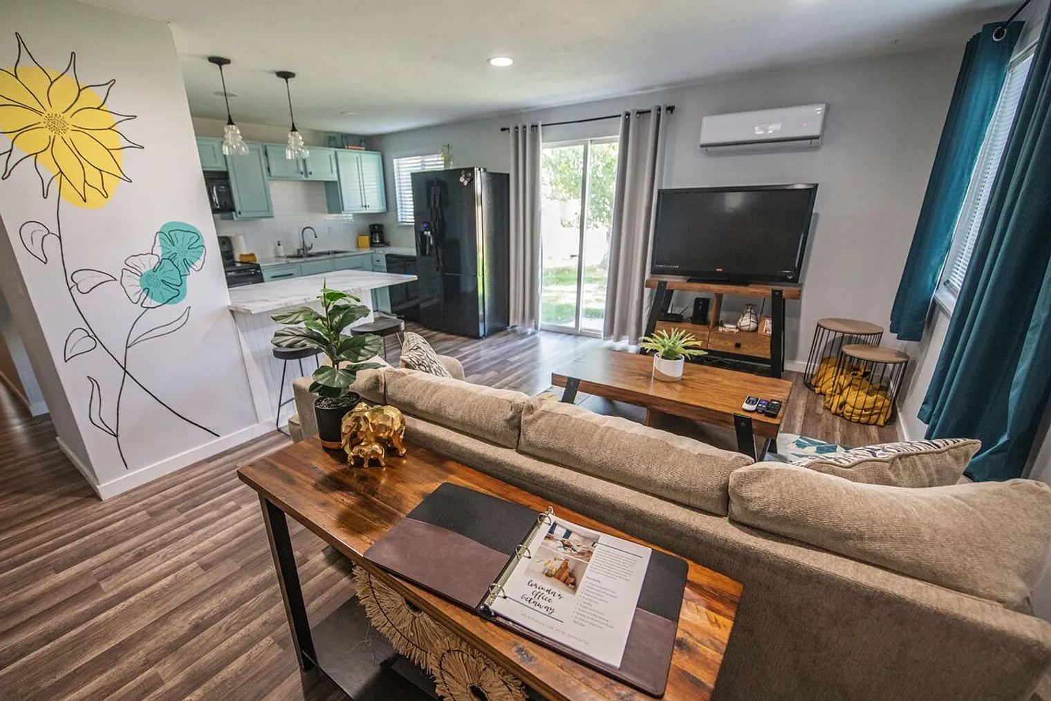 2 bed, 1.0 bath, 818 sqft, $3,947 — Photo 3