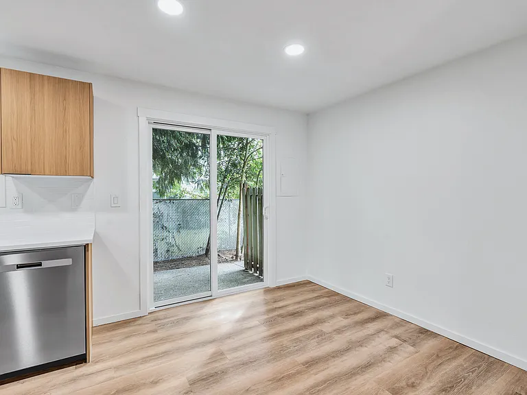 5210-5232 SE Rinearson Rd #5230 — Photo 6