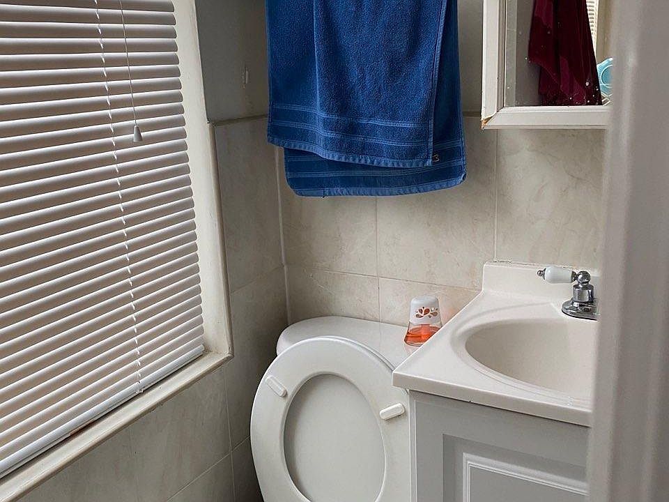 2nd image of 959 Rhinelander Ave APT 2
