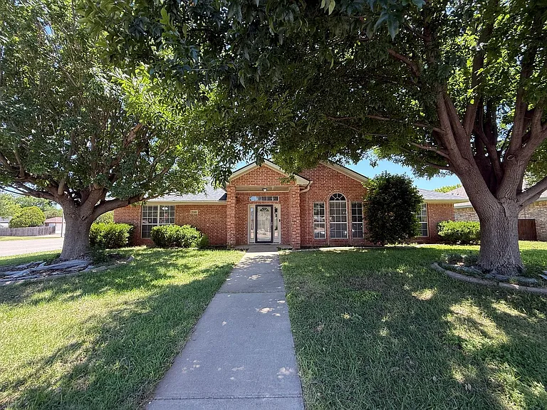 3501 Grandview Dr — Photo 1