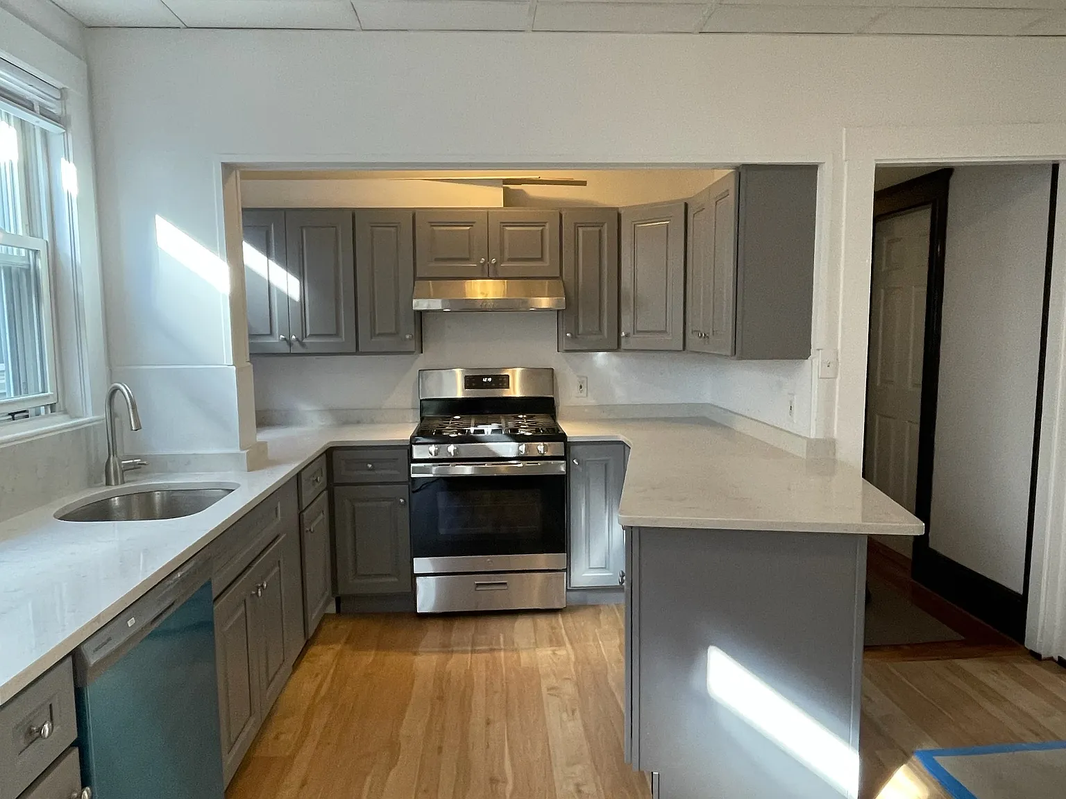3 bed, 9999 sqft, $4,000 — Photo 2