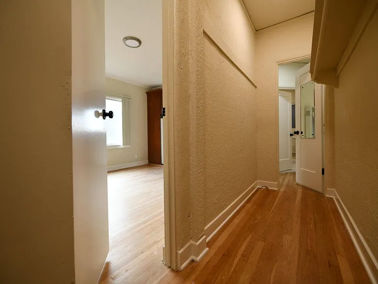 479 Merritt Ave — Photo 4