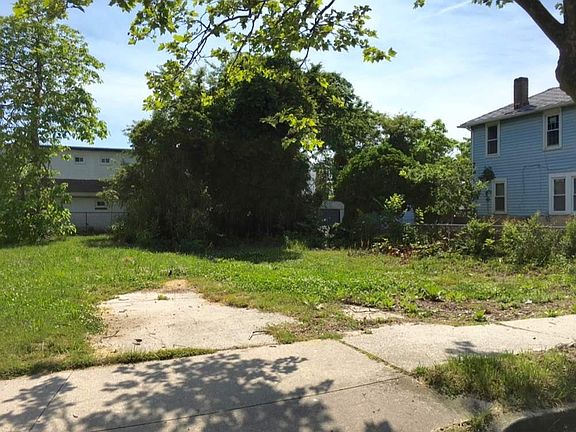 2nd image of 122 W Youngs Ave