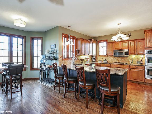 kitchen/breakfast area