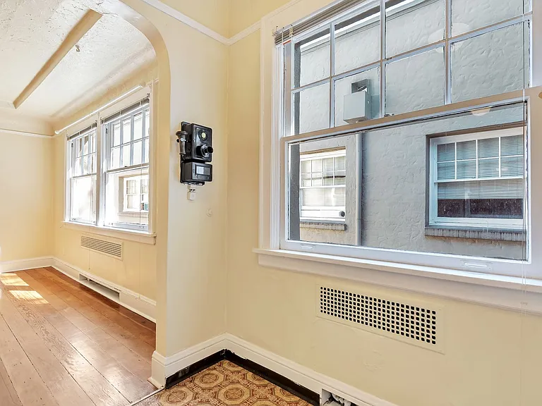 Flanders Apartments — Photo 14