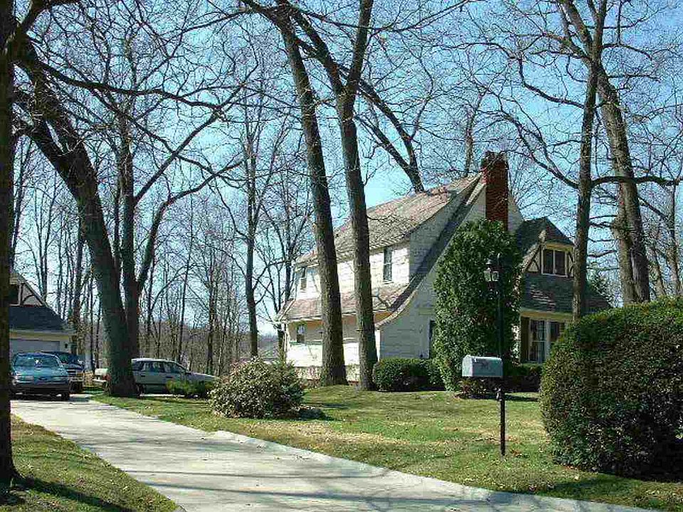 2nd image of 815 Briarcliff Rd