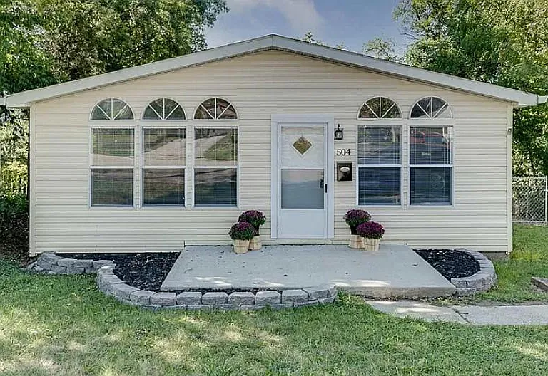 504 E Southern Dr — Photo 1