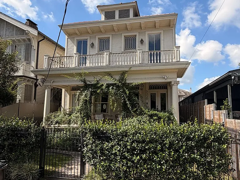 Gorgeous Two Story 3BD/2.5BA w/ Private Fenced in Backyard — Photo 2