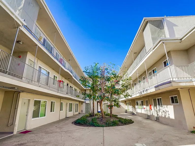 Pet Friendly Apartment Complex in South LA - Gated Parking, Laundry In-Units, Manager On-Site — Photo 10