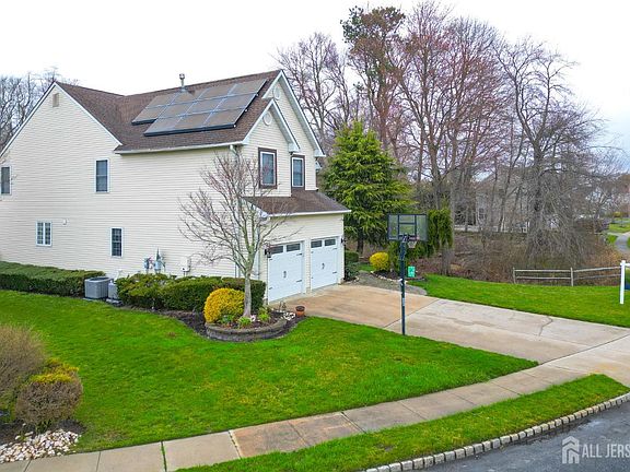 5th image of 8 Clearbrook Ct