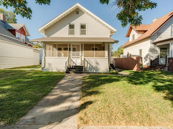 708 1st St NW, Mandan, ND 58554