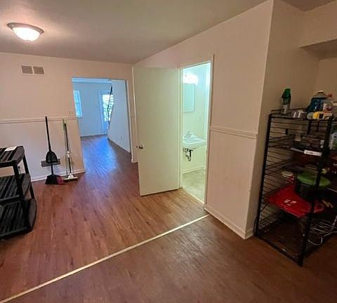5th image of 19 White Clay Dr