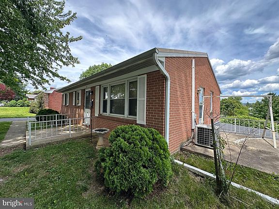 3rd image of 831 Fairview Ave