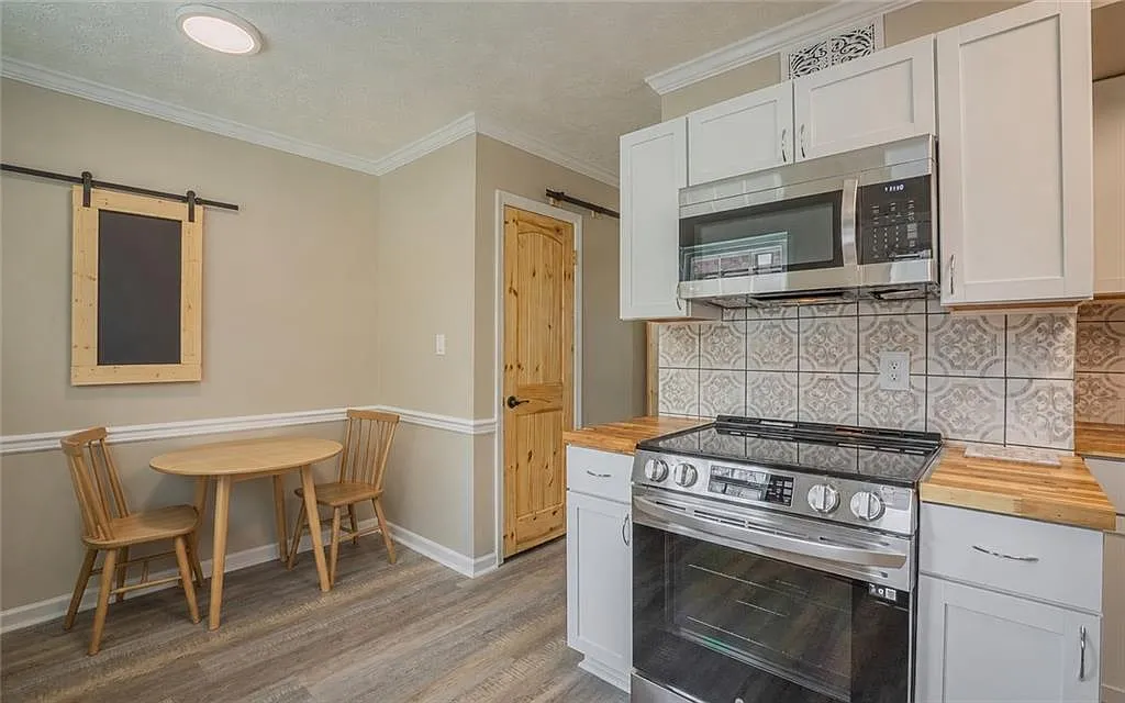 1235 Riverside Dr — Photo 2