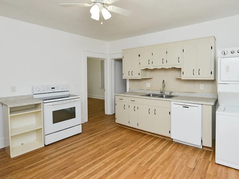 390 Clinton St — Photo 33