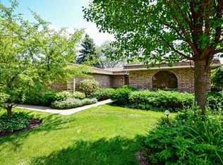 2225 Valencia Dr, Northbrook, IL