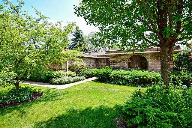 2225 Valencia Dr photo 1