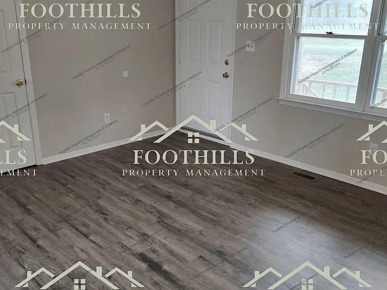 122 Smith Dr — Photo 3
