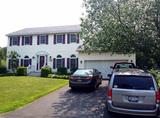 16 Valleywood Dr, Niskayuna, NY 12309