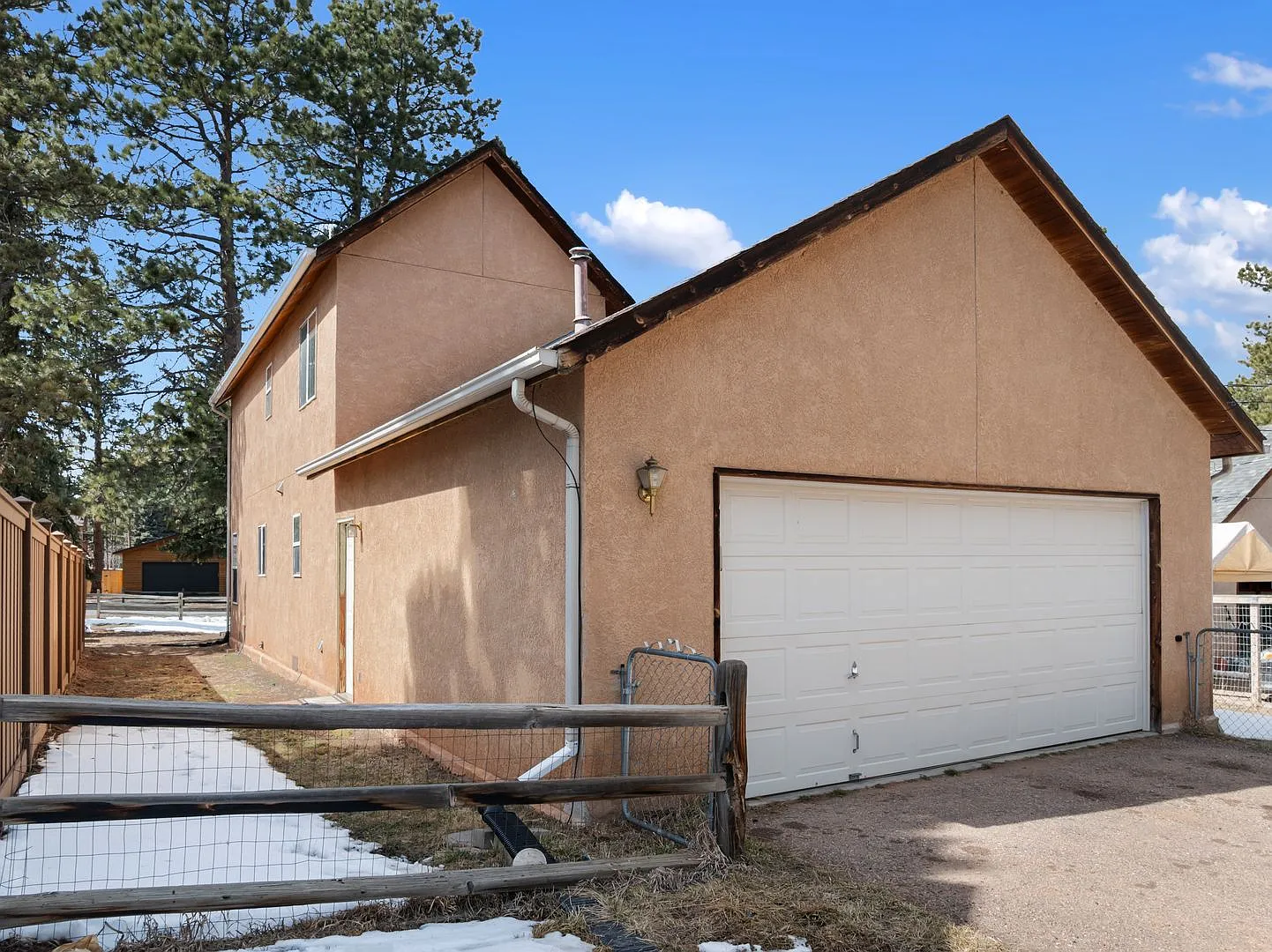 3 Bed 2 Bath Fully Furnished in Woodland Park — Photo 3