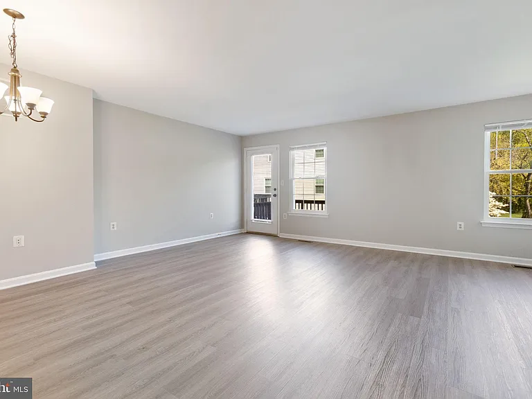 104 Frazer Dr — Photo 12