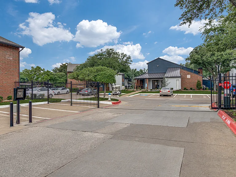 Raleigh At Towne Crossing — Photo 49