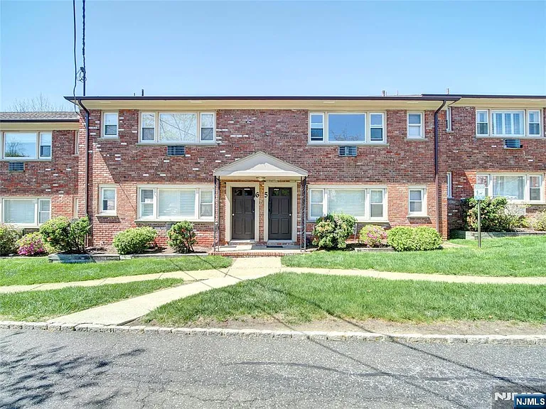365 Bloomfield Ave — Photo 2