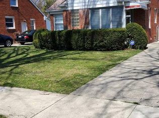 21325 Newcastle Rd, Harper Woods, MI 48225