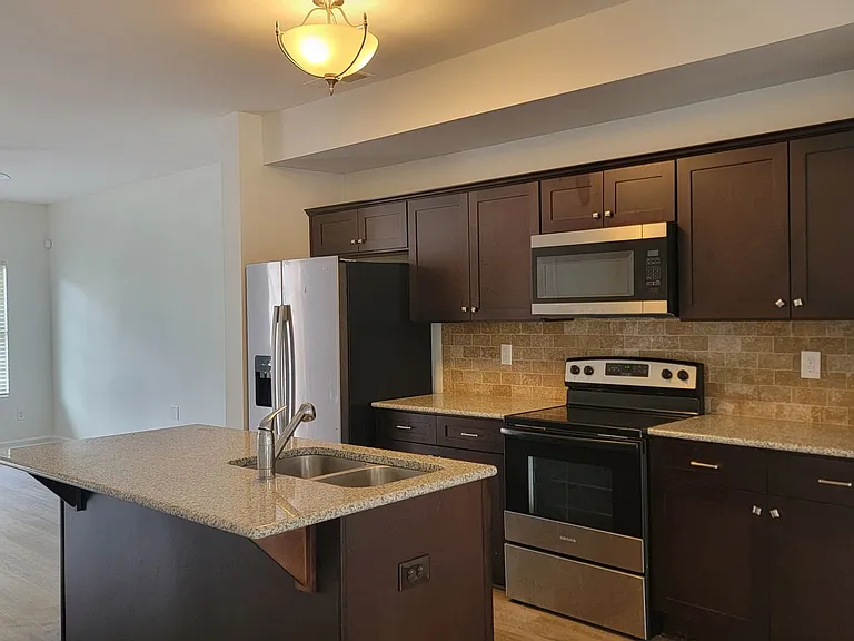 1576 Iris Walk — Photo 5