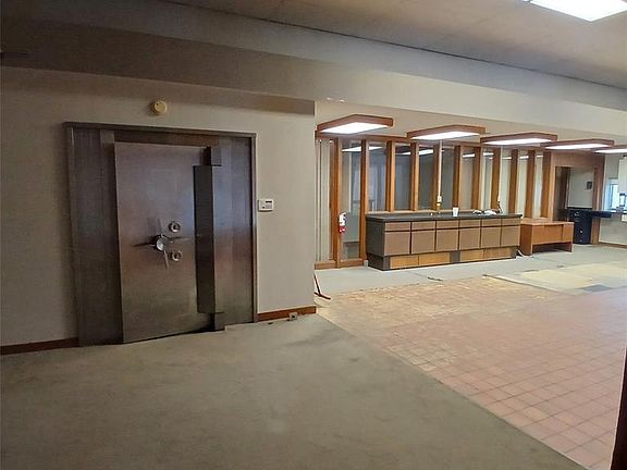 3rd image of 122 N Main St