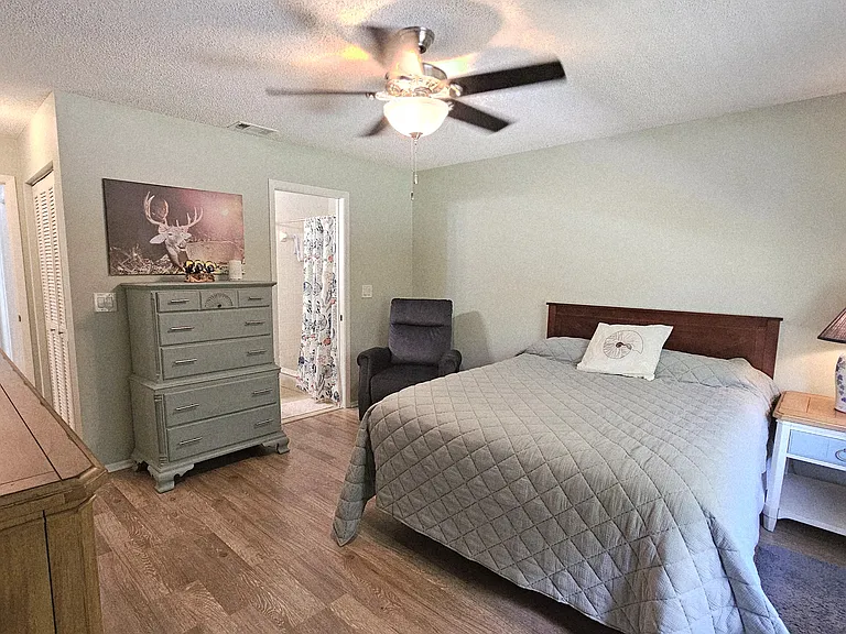 Master bedroom-Queen