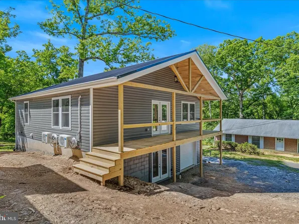 21 Hilltop St, Berkeley Springs, WV 25411
