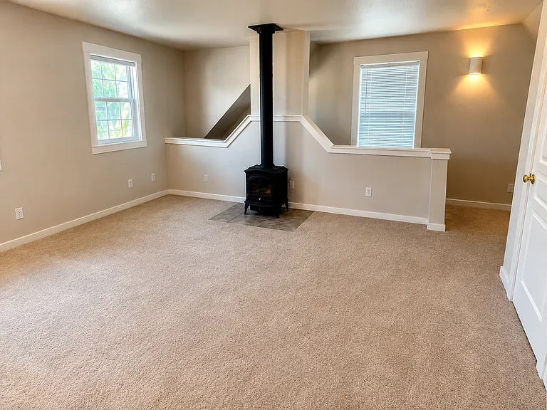 118 SE Roosevelt Ave #&-2 — Photo 3