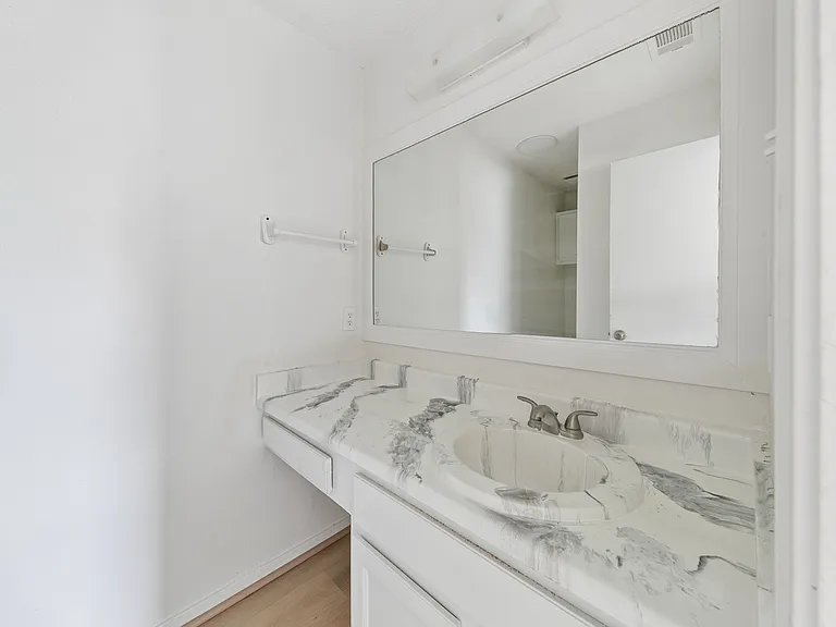700 Lyle West Ave #D — Photo 8