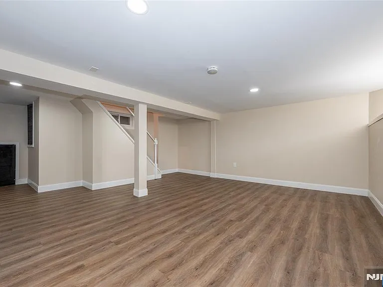 238 Van Ave — Photo 35