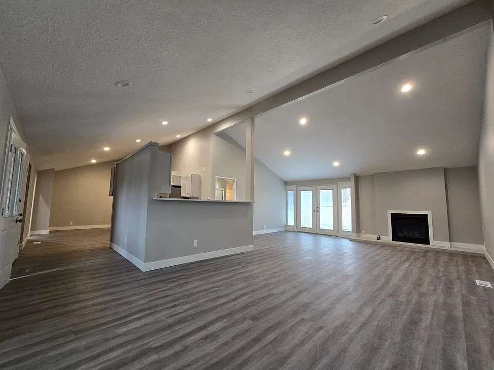 1072 East Bedford Drive - 1 — Photo 2