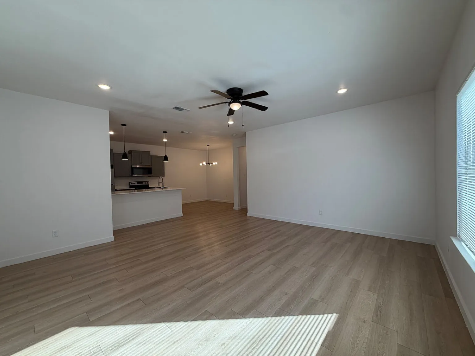3 bed, 3.0 bath, 1527 sqft, $1,499 — Photo 2