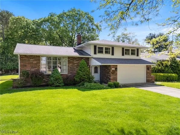 6555 Fairweather Dr, Middleburg Heights, OH 44130