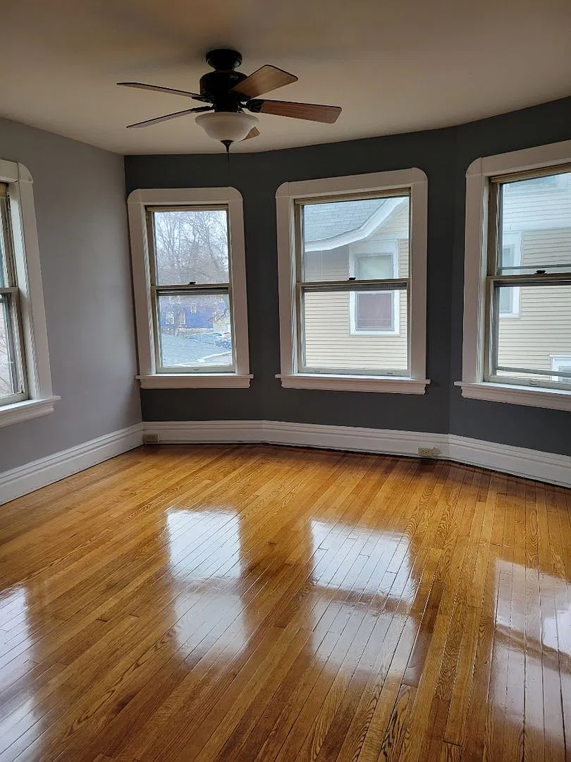 June 2027 ~ Cute 6 bedroom house. Spacious bedrooms. In unit laundry and dishwasher. — Photo 4