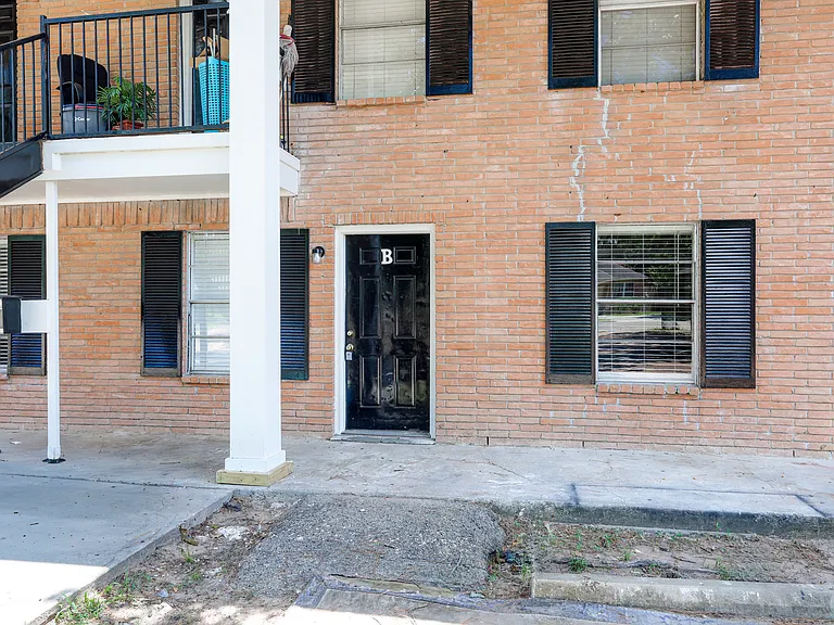 1604 N Roberson St #B — Photo 3