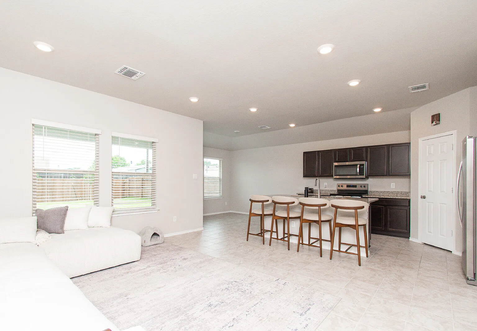 3 bed, 2.0 bath, 1469 sqft, $1,625 — Photo 4