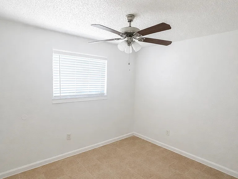 1/2 Bedroom Apartment: Bedroom