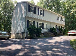 26 Dartmouth Dr #28, Mystic, CT 06355