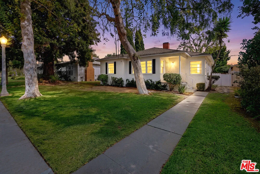 3 bed, 2.0 bath, 1308 sqft, $4,700 — Photo 2