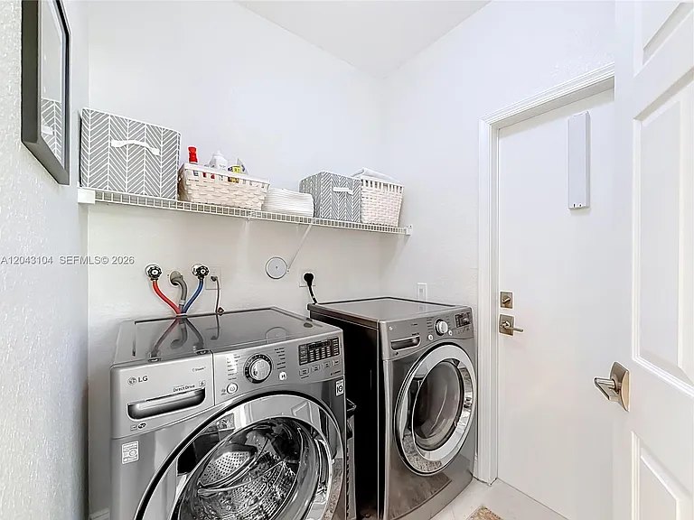1556 Winterberry Ln — Photo 21