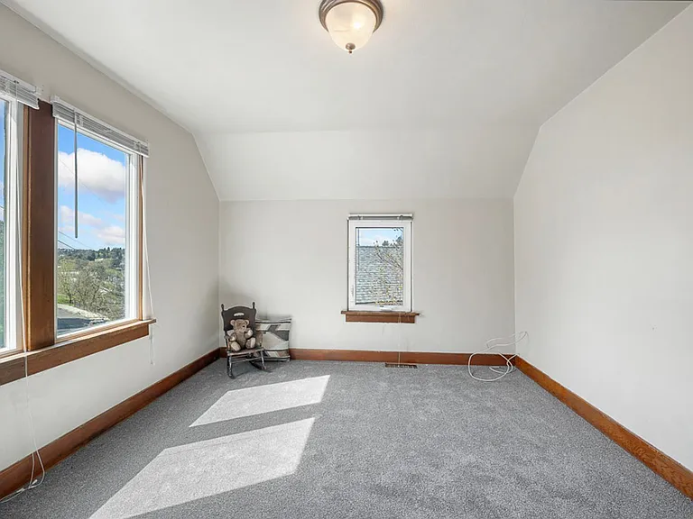 935 NE Maple St — Photo 16