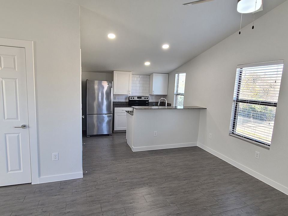 Kitchen with Breakfast Bar