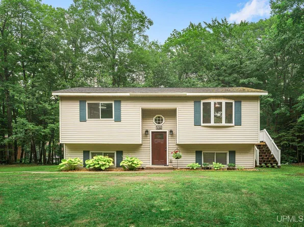 140 Brebner Rd E, Negaunee, MI 49866